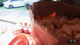 Seksowne dziewczyny w porno - Food Truck Blowbang with Daisy and the Guys na HOT-GIRLS-PORN.COM