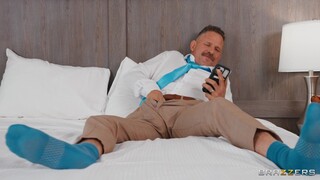 포르노의 섹시한 여자 - HOT-GIRLS-PORN.COM의 Concierge's Deepthroat Room Service Fantasy