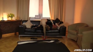 Ragazze sexy nel porno - Old & Young Sluts in Shiny Latex Threesome su HOT-GIRLS-PORN.COM