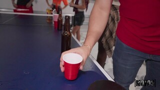 Gadis seksi dalam porn - Selina's Pants Off Party di HOT-GIRLS-PORN.COM