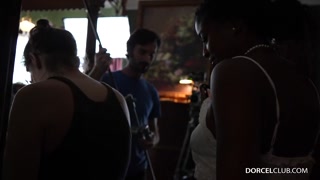 Filles sexy dans le porno - Uncovering Olivia: The Making Process sur HOT-GIRLS-PORN.COM