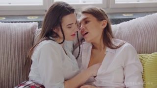 Sexy Mädchen in Porno - Lesbians Indulge in Pheromones auf HOT-GIRLS-PORN.COM