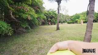 Gadis seksi dalam porn - Frisky Friends Play Golf di HOT-GIRLS-PORN.COM