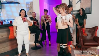 포르노의 섹시한 여자 - HOT-GIRLS-PORN.COM의 Short Hair, Big Attitude, and a Bubble Butt!