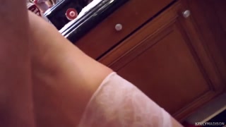 Gadis seksi dalam porno - Kitchen Fetish Fun - Kelly Madison & Ryan Madison di HOT-GIRLS-PORN.COM