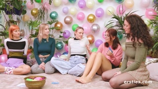 Ragazze sexy nel porno - German Girls with Piercings Get Down su HOT-GIRLS-PORN.COM