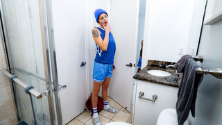 Sexy Mädchen in Porno - Blonde in Thong Gave Me a Bathroom Blowjob! auf HOT-GIRLS-PORN.COM