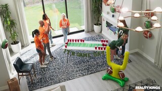 포르노의 섹시한 여자 - HOT-GIRLS-PORN.COM의 Party Time with Mazee The Goat