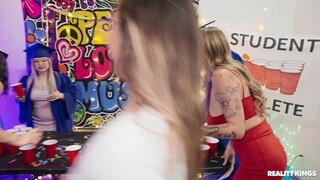 Garotas sexy no pornô - Amateur Party with Big Tits no HOT-GIRLS-PORN.COM