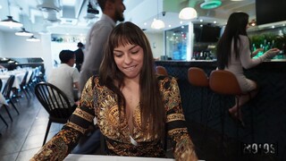 Gadis seksi dalam porn - Dakota's Fancy Food Frenzy di HOT-GIRLS-PORN.COM