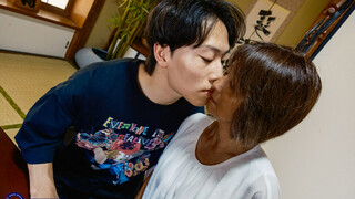 Chicas sexys en el porno - Asami Fujiwara Gives a Toyboy a Blowjob and Creampie en HOT-GIRLS-PORN.COM