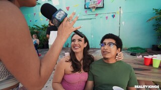 Ragazze sexy nel porno - Deepthroat, Doggystyle, and Dollars su HOT-GIRLS-PORN.COM