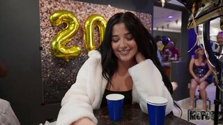 Gadis seksi dalam porn - Blowjob at the New Year House Party di HOT-GIRLS-PORN.COM