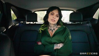 Sexy Mädchen in Porno - Hot Brunette Takes Two Cocks in Standing Doggystyle auf HOT-GIRLS-PORN.COM