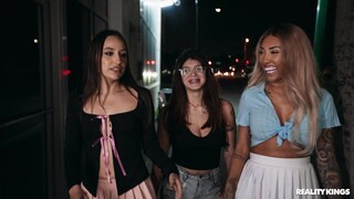 Ragazze sexy nel porno - Kona Jade's Anal and Blowjob Skills su HOT-GIRLS-PORN.COM