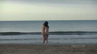 Seksowne dziewczyny w porno - Louise Louellen - Sexy Japanese Teen Enjoys Beach Fuck na HOT-GIRLS-PORN.COM