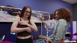 포르노의 섹시한 여자 - HOT-GIRLS-PORN.COM의 Black and Latina Girls Play