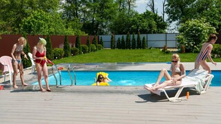 Sexy Mädchen in Porno - Pool Party with Masturbation and Fun auf HOT-GIRLS-PORN.COM