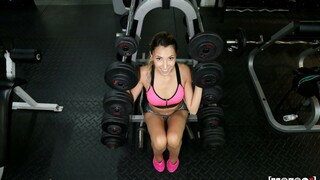 Bellezze sexy nel porno - Spanking and Gagging in the Gym HOT-GIRLS-PORN.COM