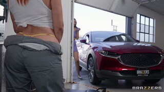 Ragazze sexy nel porno - Oiled Up Chicks Fucking in the Garage su HOT-GIRLS-PORN.COM