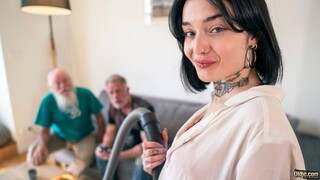 Gadis seksi dalam porn - Maid's Deepthroat Adventure with Bruno di HOT-GIRLS-PORN.COM