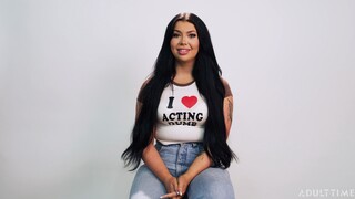 Sexy Mädchen in Porno - Curvy Holly Day's Masturbation Session auf HOT-GIRLS-PORN.COM