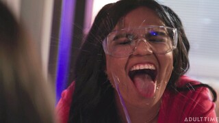 Ragazze sexy nel porno - Glasses and Games su HOT-GIRLS-PORN.COM
