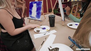 Gadis seksi dalam porn - Tattooed Brunette Gets Doggystyle Fucked in School di HOT-GIRLS-PORN.COM