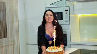 Sexy Mädchen in Porno - Brunette Blowjob on Her Birthday auf HOT-GIRLS-PORN.COM