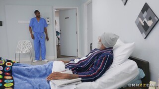 Sexy Schönheiten im Porno - Short Hair Nurse Gags on Cock HOT-GIRLS-PORN.COM