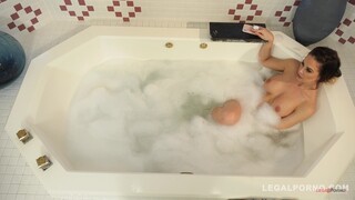 Gadis seksi dalam porn - Milf Cherie Deville Sucks and Fucks Isiah Maxwell di HOT-GIRLS-PORN.COM