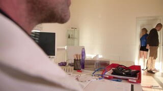 สาวเซ็กซี่ในหนังโป๊ - The Clinic: Where Blondes Get DP'd and Gagged บน HOT-GIRLS-PORN.COM