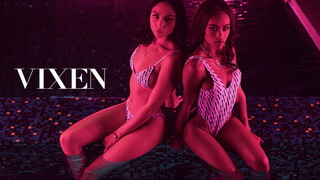 Ragazze sexy nel porno - Passionate Threesome – Kissing, Licking & Reverse Cowgirl Action su HOT-GIRLS-PORN.COM