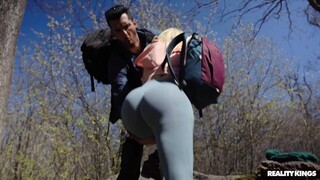 Gadis seksi dalam porno - Natural Tits Bounce on Big Cock di HOT-GIRLS-PORN.COM