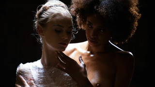 Ragazze sexy nel porno - Lesbian Sex with Curly Hair su HOT-GIRLS-PORN.COM